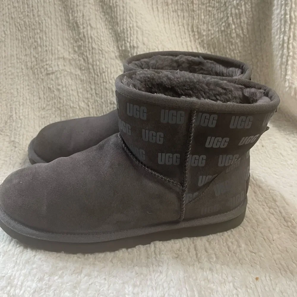 UGG Men’s Classic Mini II UGG Print Gray suede Boots  logo rubberized print SZ10